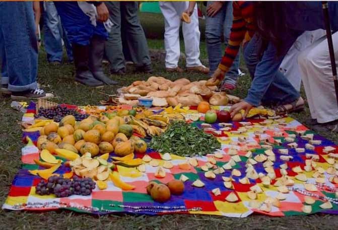 Frutas, semillas, plantas en el suelo como ofrenda durante la ceremonia del Inti Raymi o Fiesta del Sol
