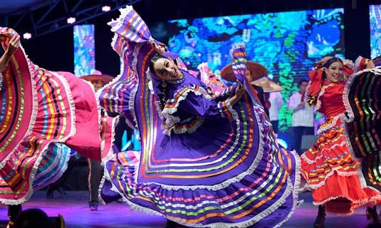 Imagen de artistas participando en el Encuentro de Danzas Folclóricas Mercedes Montaño