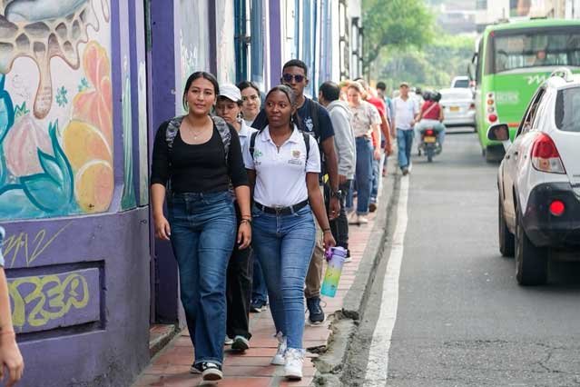 Varias personas haciendo un recorrido en San Antonio en el marco del Festival de las Macetas, en Cali, Colombia