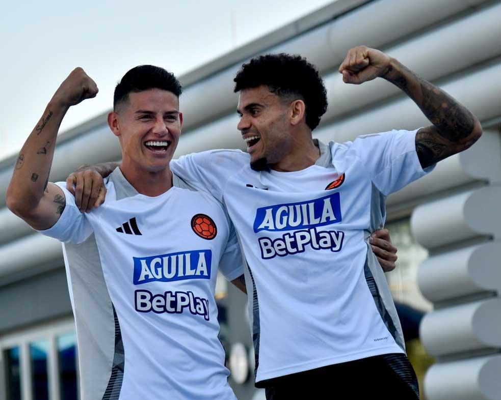 Los jugadores de la Selección Colombia de Fútbol James Rodríguez y Luis Díaz.