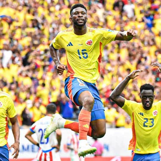 El jugador de la Selección Colombia Jefferson Lerma celebra el gol que anotó ante Paraguay.