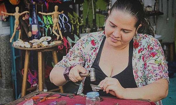 Imagen de una mujer artesana en el Parque artesanal Loma de la Cruz, en Cali, Colombia.