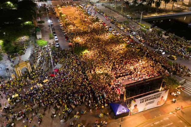 Una multitud de hinchas colombianos reunida en la ciudad de Cartagena viendo el partido de la selección Colombia en la Copa América.