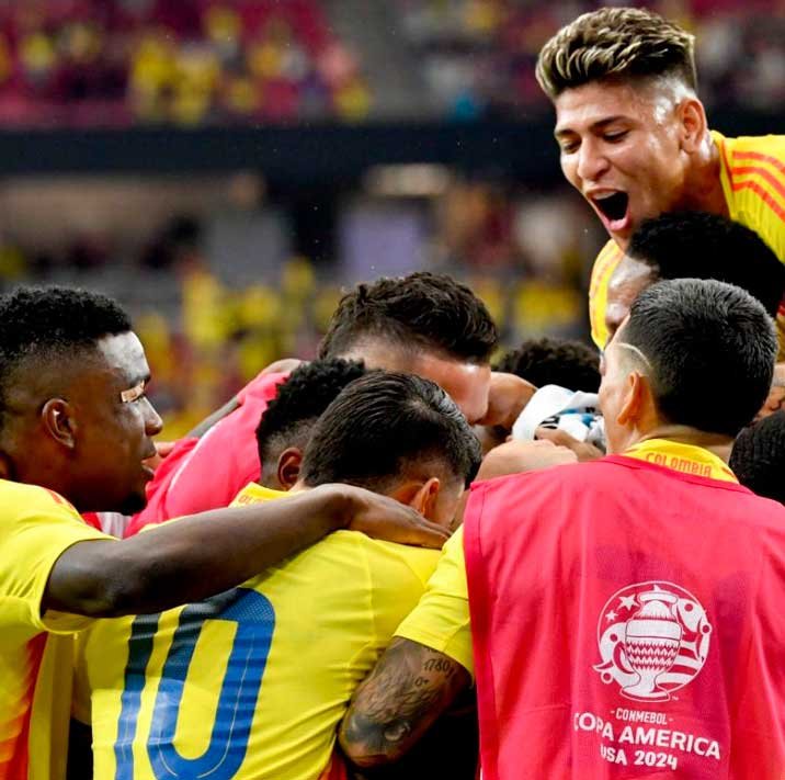 Jugadores de la selección Colombia celebran su paso a las semifinales de la Copa América.