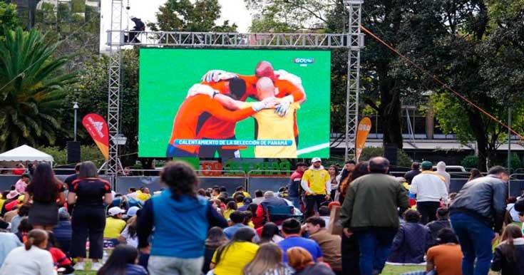 Un grupo de persona en Bogotá viendo el partido de la selección Colombia en la Copa América.