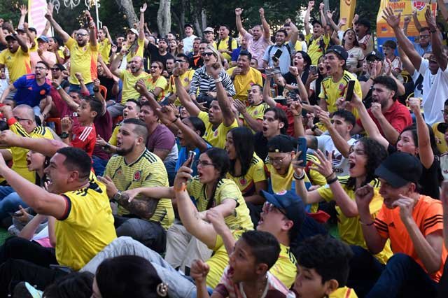 Un grupo de personas, amantes del fútbol, reunidos en Cali viendo el partido de la selección Colombia en la Copa América.