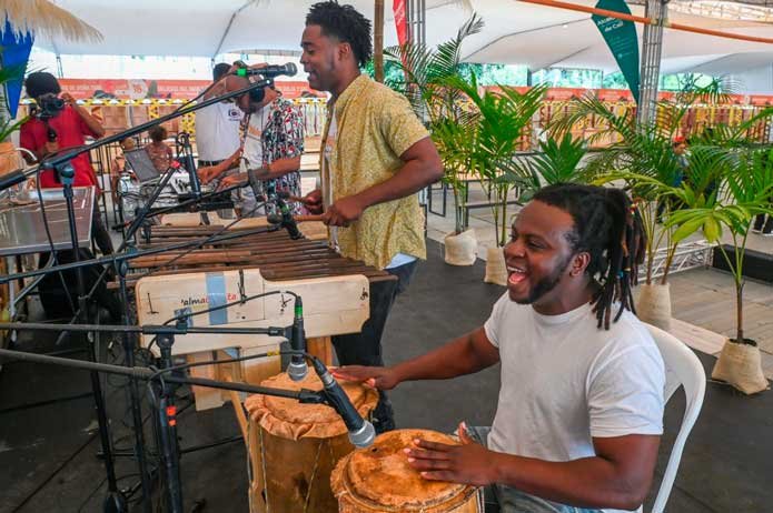 Músicos tocando el tambor y la marimba durante la presentación del Festival de Música Petronio Álvarez