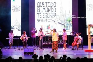 Artistas hacen su presentación en tarima durante el Festival Internacional de Poesía de Cali 2024.