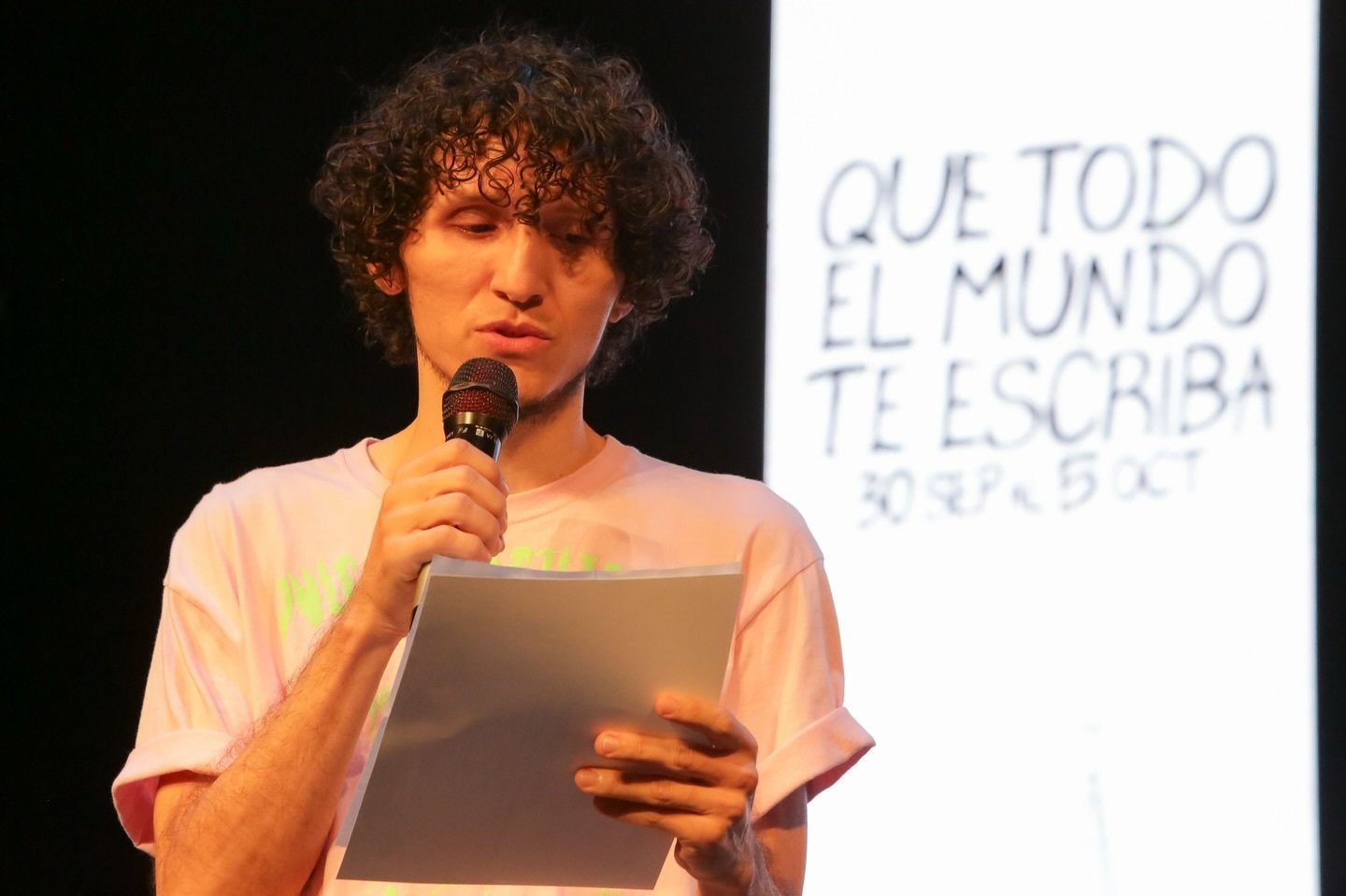 Un joven poeta recita un poema duranta el Festival Internacional de Poesía de Cali.