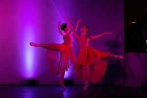 Bailarinas de ballet se presentan en la obra Vamos a Danzar: La historia del ballet, uno de los eventos de la agenda cultural de Cali.