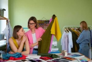 Tres mujeres emprendedoras transforman su pasión por la moda en un emprendimiento lleno de creatividad. La convocatoria de Fondo Mujer busca encontrar a mentoras que acompañen este tipo de emprendimiento.